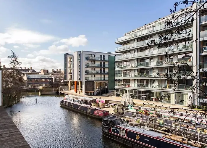 Canal-Side Apartment In Shoreditch
