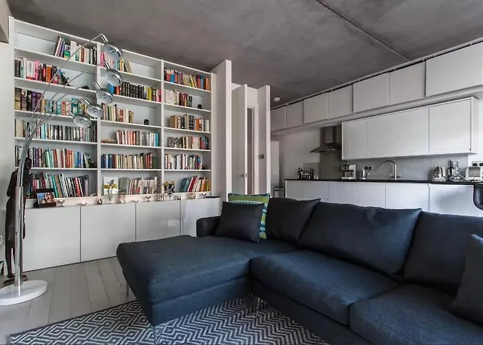 Canal-Side Apartment In Shoreditch