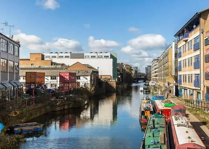 Canal-Side Apartment In Shoreditch