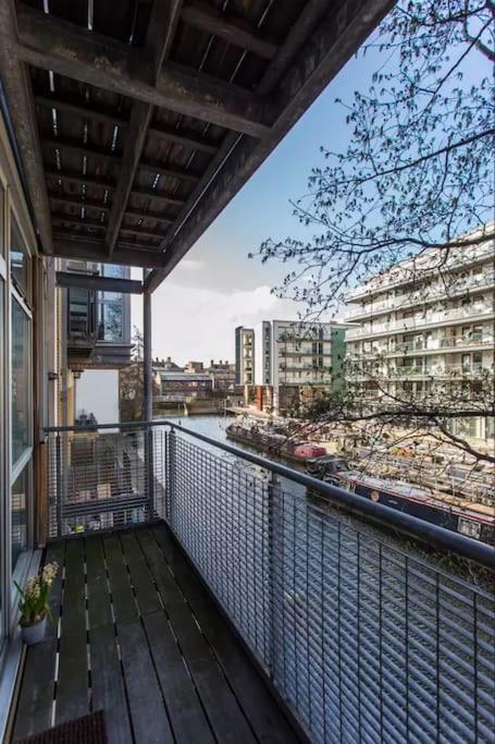 Canal-side In Shoreditch Londra